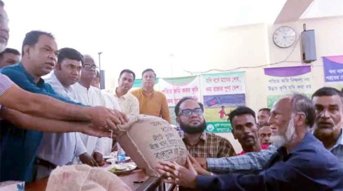 বীজ ও সার বিতরণে নতুন আশার আলো জগন্নাথপুরে