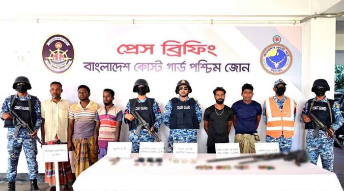 সুন্দরবনে কোস্টগার্ডের অভিযানে অস্ত্রসহ ডাকাত আটক - জেলে উদ্ধার