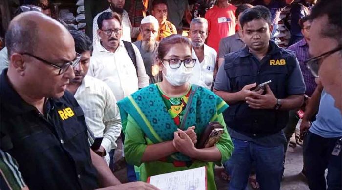 মোংলায় ভোজ্য তেল ও জ্বালানী মজুদের দায়ে তিন ব্যবসায়ী জরিমানা