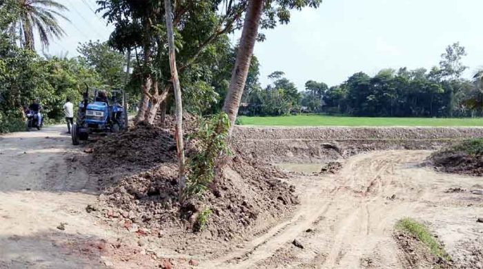 নবাবগঞ্জে অবৈধ মাটি কাটার বিরুদ্ধে ভ্রাম্যমাণ আদালতের অভিযান