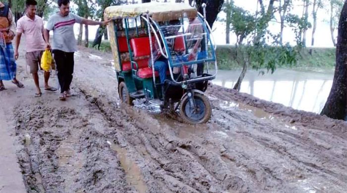 বেহাল সড়কেই জীবনযাত্রা ভোগান্তিতে এলাকাবাসী
